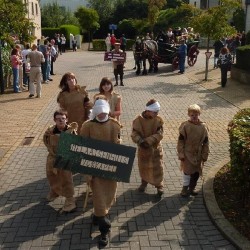 ... maar moedig doorstappend - Toneelvereniging Plankenkoorts 